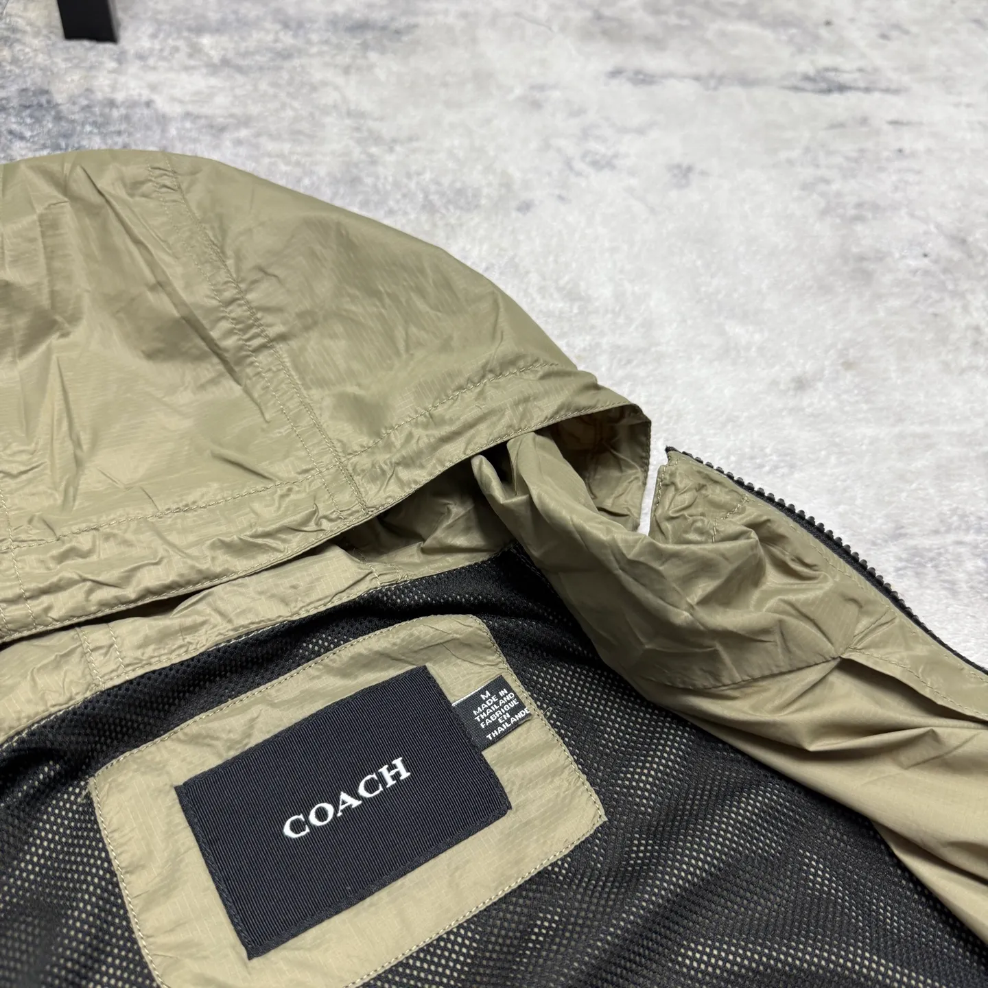 COACH solid color hooded lightweight outdoor men's jacket is a super lightweight sun protection jacket. The whole piece of clothing only weighs 3 grams. The upper body is as thin as a cicada's wings. The entire fabric is soft and has excellent skin fit. The upper body has a cool feeling, so even in the hot summer, it will not feel sticky or uncomfortable. The trading company ships the cabinets from the same fabric. There are only a few hundred pieces in this batch, so they are high quality. The fabric is a dark plaid fabric with a dark luster and texture. With a certain water-repellent design, it can well meet the needs of various scenes, whether commuting or outdoors. The zipper with Koujia letters is very smooth no matter how you pull it. The three-dimensional cut and split version makes the upper body very energetic, and the back is a separate version, which can better wick away sweat and ventilate. The Khaki color is casual Versatile, no matter how you wear it, you can't go wrong. The shopkeeper keeps the money for himself, no more misses. Absolutely good stuff! 🤗🤗🤗 Color: Khaki Size: M-XXL Size M: Length 69CM, bust 124CM, shoulder sleeves 79CM (reference weight: 115-135 catties) L size: length 71CM, bust 128CM, shoulder sleeves 81CM (reference weight: 135-150 catties) XL size: length 73CM, bust 132CM Shoulder sleeves 83CM (reference weight: 150-165 catties) XXL size: length 75CM, bust 136CM shoulder sleeves 85CM (reference weight: 165-180 catties)